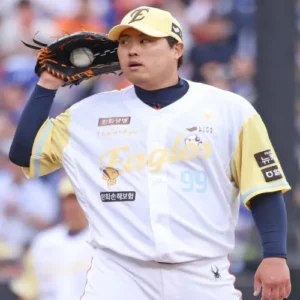 류현진 5이닝 호투, 한화 삼성 제압 8연승 질주… LG와 공동 선두