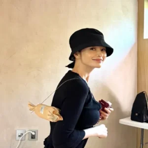 김혜수 샌드위치 가방 인증샷 일상 사진에 팬들 감탄