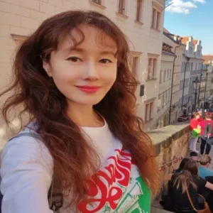 김지수, 프라하에서 여유로운 유럽 일상 공개… “한국 음식 직접 만든다”