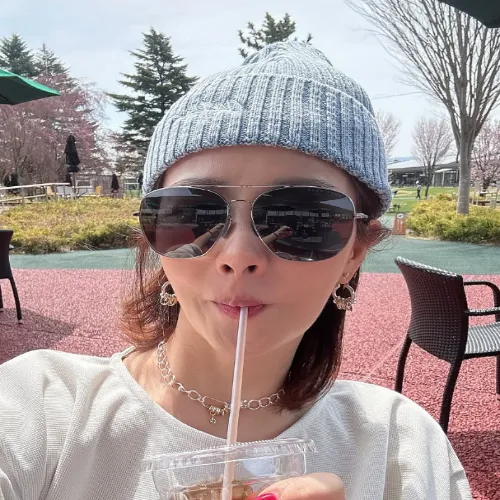 김선아 청량한 벚꽃 아래