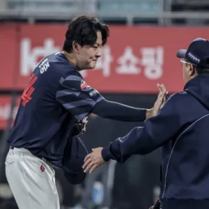 롯데 자이언츠 김원중, 6년 연속 두 자릿수 세이브 역대급 마무리 존재감