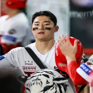 KIA 타이거즈, 김도영 쐐기포 앞세워 롯데 자이언츠에 진땀승