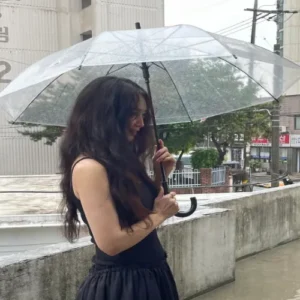 신민아, 러블리한 히피펌 스타일로 트렌드 아이콘 증명