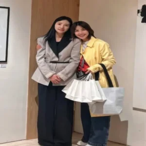신애라, 비 오는 날 감각적인 꾸안꾸 패션… 50대 데일리룩 완벽 소화