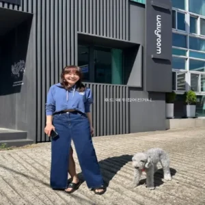 엄지원, 반려견과 함께한 여유로운 산책… 독특한 패션 감각에 시선 집중