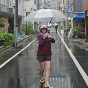 최강희, 도쿄 비 오는 골목에서도 빛난 꾸안꾸 패션 “영화 속 한 장면 같아”