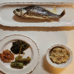 한혜연, 종지 크기 저녁 식단 공개 “보리굴비+현미밥+김치면 충분…과일은 덤”