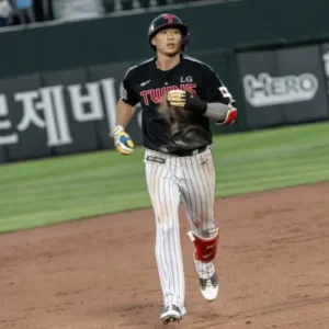 LG 트윈스, 엘롯라시코 혈투 끝 롯데 제압… 송찬의 데뷔 첫 만루포 작렬