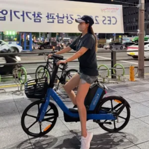 김희선, 밤산책 중 자전거 셀카… 가려도 드러난 각선미