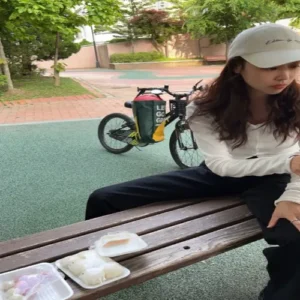 장신영, ‘잘못된 옷 선택’에도 빛난 일상 미모… 드라마 복귀 앞두고 근황 공개