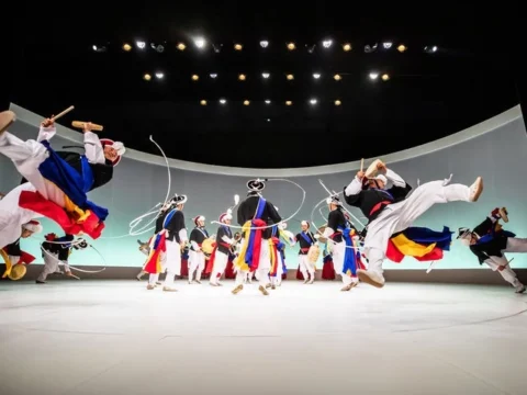 제1회 국악의 날을 기념해 전국에서 국악 공연과 체험 행사가 열린다.