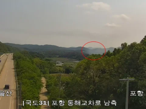 해군 해상초계기 P-3C가 신원 미상의 이유로 추락했다. 인명피해 여부는 조사 중이다.