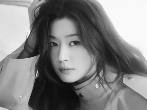 배우 이미숙이 자신의 유튜브 채널에서 동료 배우 전지현의 뛰어난 살림 실력을 알렸다.