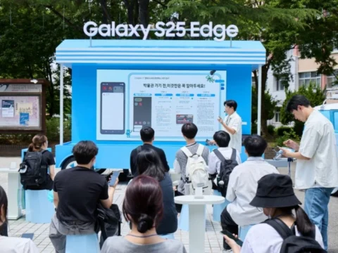 갤럭시 캠퍼스 스튜디오에서 갤럭시 S25 엣지를 체험할 수 있도록 운영한다..