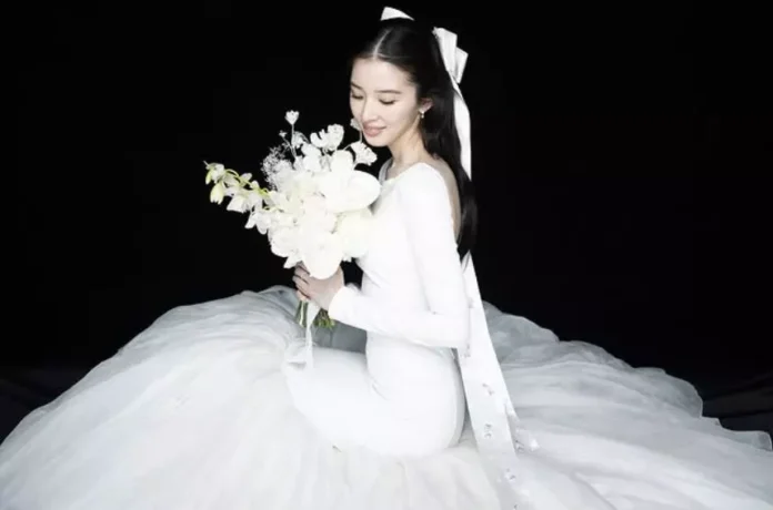 모델 아이린 이 비연예인인 예비신랑과의 결혼 소식을 밝혔다.