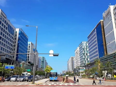 31일 토요일, 전국은 대체로 맑다가 오후부터 구름이 많아질 예정이다.