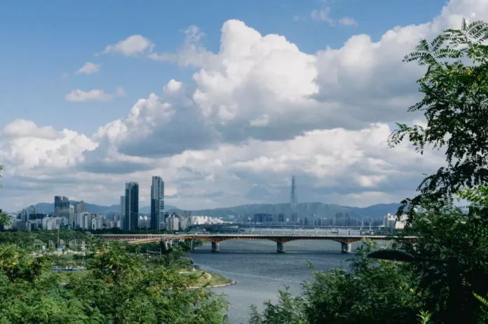 5월 이상날씨로 인한 폭우와 높은 기온을 보여주는 기상도