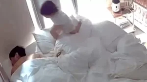 저혈당 쇼크로 쓰러진 아버지, 2살 딸이 구조…전 세계 감동