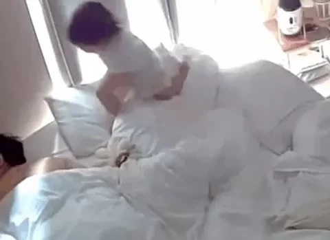 저혈당 쇼크로 쓰러진 아버지에게 약을 가져다 주는 2살 자브의 모습.