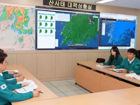 전남도는 여름철 산사태 예방을 위한 상황실을 본격 운영한다.