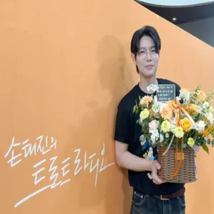 손태진, ‘트로트 라디오’ DJ 1주년… 팬들과 돌잔치로 감사 인사