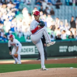 SSG 김건우, 데뷔 첫 선발승 삼성 꺾고 4연승 질주