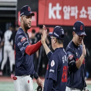 롯데, 박영현 무너뜨리며 KT에 짜릿한 역전승