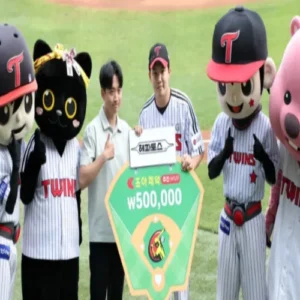 LG 임찬규, 첫 완봉 기념 MVP… ‘감사의 액자 선물’