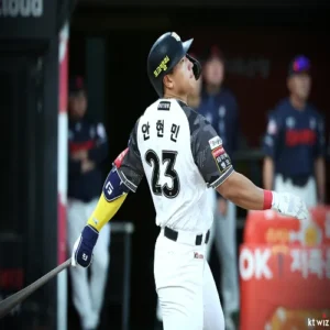 KT, 홈런 5방 폭발… 삼성 꺾고 4위 도약