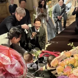 김준수, 쌍둥이 조카 안고 ‘조카 바보’ 인증… 형 결혼식서 감동 축가