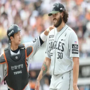폰세 10연승 질주… 한화, 키움 꺾고 단독 선두 질주