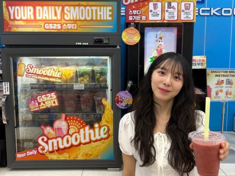 GS25가 여름 시즌을 맞아 생과일 스무디를 전국 점포에 확대 도입한다.