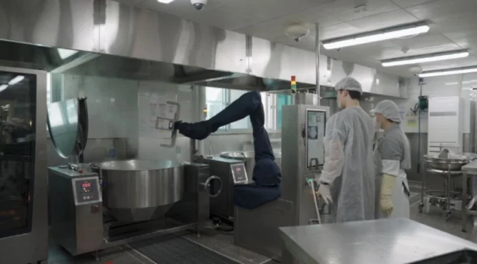 강남구가 조리 로봇 도입으로 급식 노동자의 근무 환경을 개선했다.