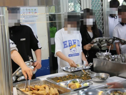 중학교 급식실에 무단 침입하여 식사를 한 남성들이 항소심서도 유죄를 받았다. 사진은 이해를 돕기 위한 이미지.
