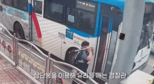 버스 유리문 격파한 경찰…빠른 대응에 시민들 환호