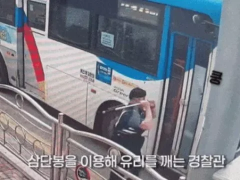 경찰이 삼단봉으로 버스 유리문 을 깨고 신속히 진입해 범인을 체포했다.