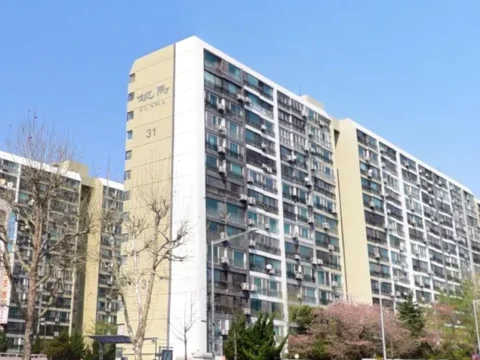 서울 강남구 은마아파트 공사 중 발생한 흙 매몰 사고로 작업자 2명이 부상을 입고 병원에 이송됐다.