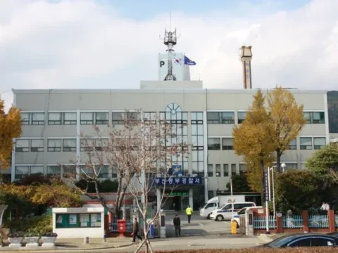 부산 동구에서 운전자가 좁은 골목길에 누워있던 사람을 발견하지 못해 사고가 발생했다.