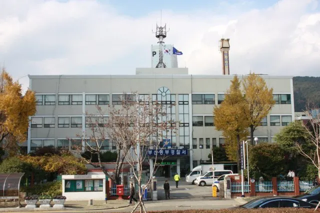 부산 동구에서 운전자가 좁은 골목길에 누워있던 사람을 발견하지 못해 사고가 발생했다.