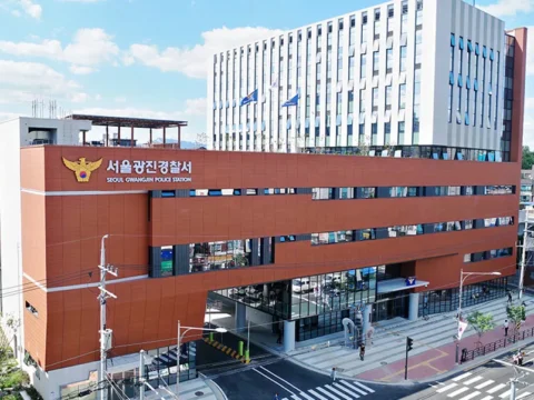 무더운 날 베란다 밖에 갇힌 80대 노인이 경찰관의 신속한 대응으로 구조됐다.