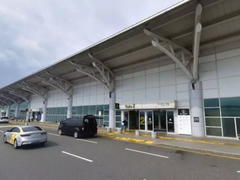 김해공항 에서 대만 항공기가 오착륙하여 충돌 위기를 초래했다.