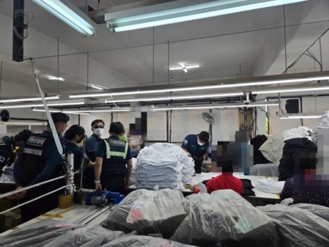 서울에서 짝퉁 명품 의류를 제조해 유통한 업자들이 경찰에 검거됐다.