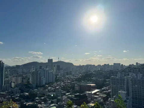 전국 내륙 일부 지방을 중심으로 소나기가 내려 더위와 습도가 높아졌다. 18일은 맑고 자외선이 강해 온열질환을 주의해야 했다