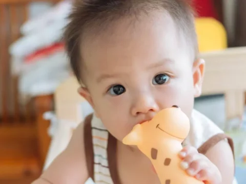 23개월 아기가 자석 33개를 삼켜 장 누공이 발생해 긴급 수술을 받았다.