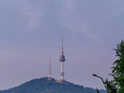 장맛비가 소강 상태를 보이며 흐린 날씨를 보이고 있다. 내일은 전국이 더운 날씨 를 보이겠다.