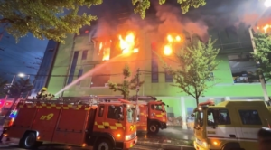 인천 금속제품 공장서 큰불…소방관 2명 화상, 6시간 만에 진화
