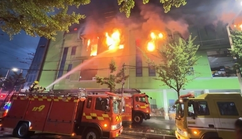 인천 금속제품 제조공장에서 화재가 발생해 소방관 2명이 화상 을 입고, 건물과 인근 시설이 불에 탔다.