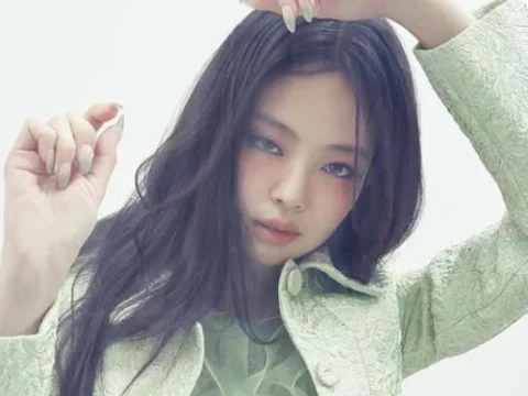 블랙핑크의 제니가 그녀의 친부라고 사칭하며 책까지 발행한 남성의 주장에 법적으로 대응했다.