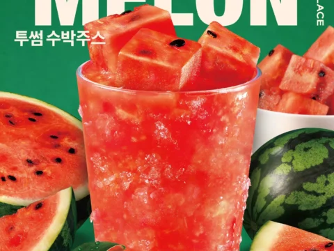 투썸플레이스가 여름 시즌 음료로 수박 주스, 수박 화채, 복숭아 주스를 출시했다. 청량한 과일 음료로 여름 시장 공략에 나섰다.
