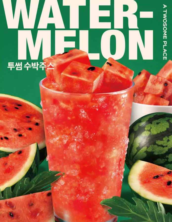 투썸플레이스가 여름 시즌 음료로 수박 주스, 수박 화채, 복숭아 주스를 출시했다. 청량한 과일 음료로 여름 시장 공략에 나섰다.